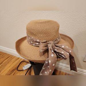 Hat with ribbon detail